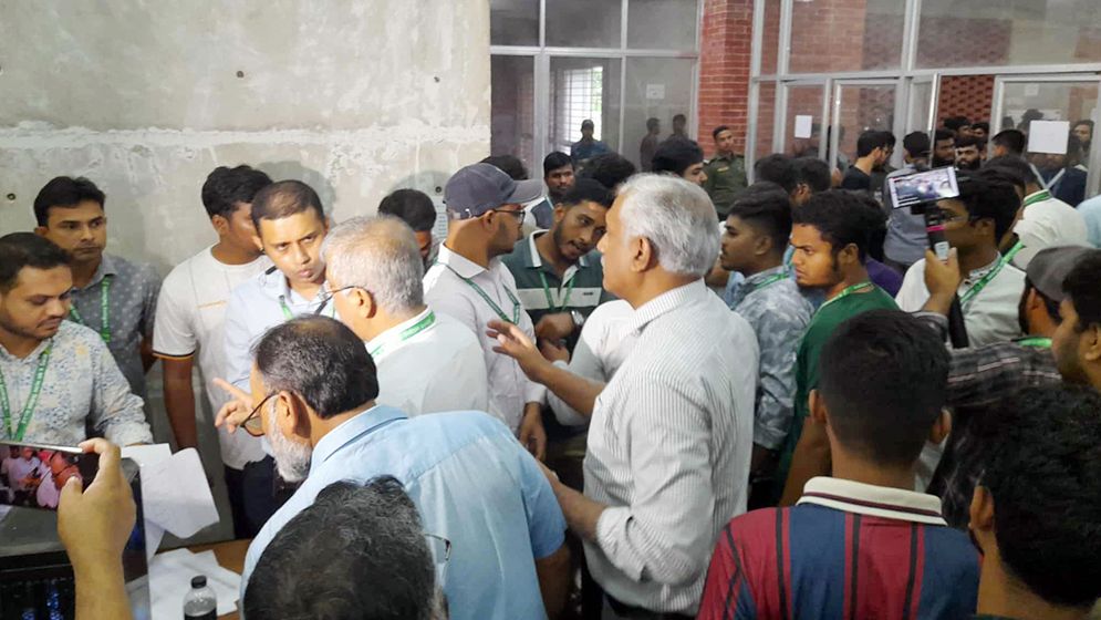 জাকসু নির্বাচন: শহীদ তাজউদ্দীন হলে পৌনে এক ঘণ্টা ভোট বন্ধ